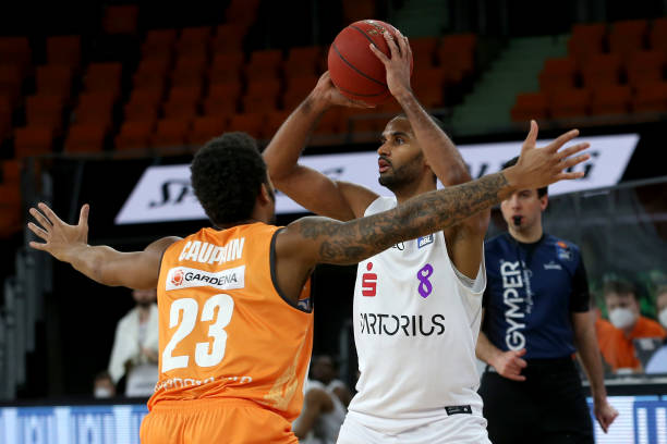 她的成绩逐 她的成绩逐